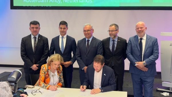 Sentados: Jaqueline Vaessen, NLHydrogen Association y Marcos Kulka de H2 Chile. De pie izq a der: Ministro Clima y Energia Países Bajos, Rob Jetten, Embajador Chileno en Países Bajos, Jaime Moscoso, Director General de ProChile, Ignacio Fernández, y Alcalde de Rotterdam, Robert Simons
