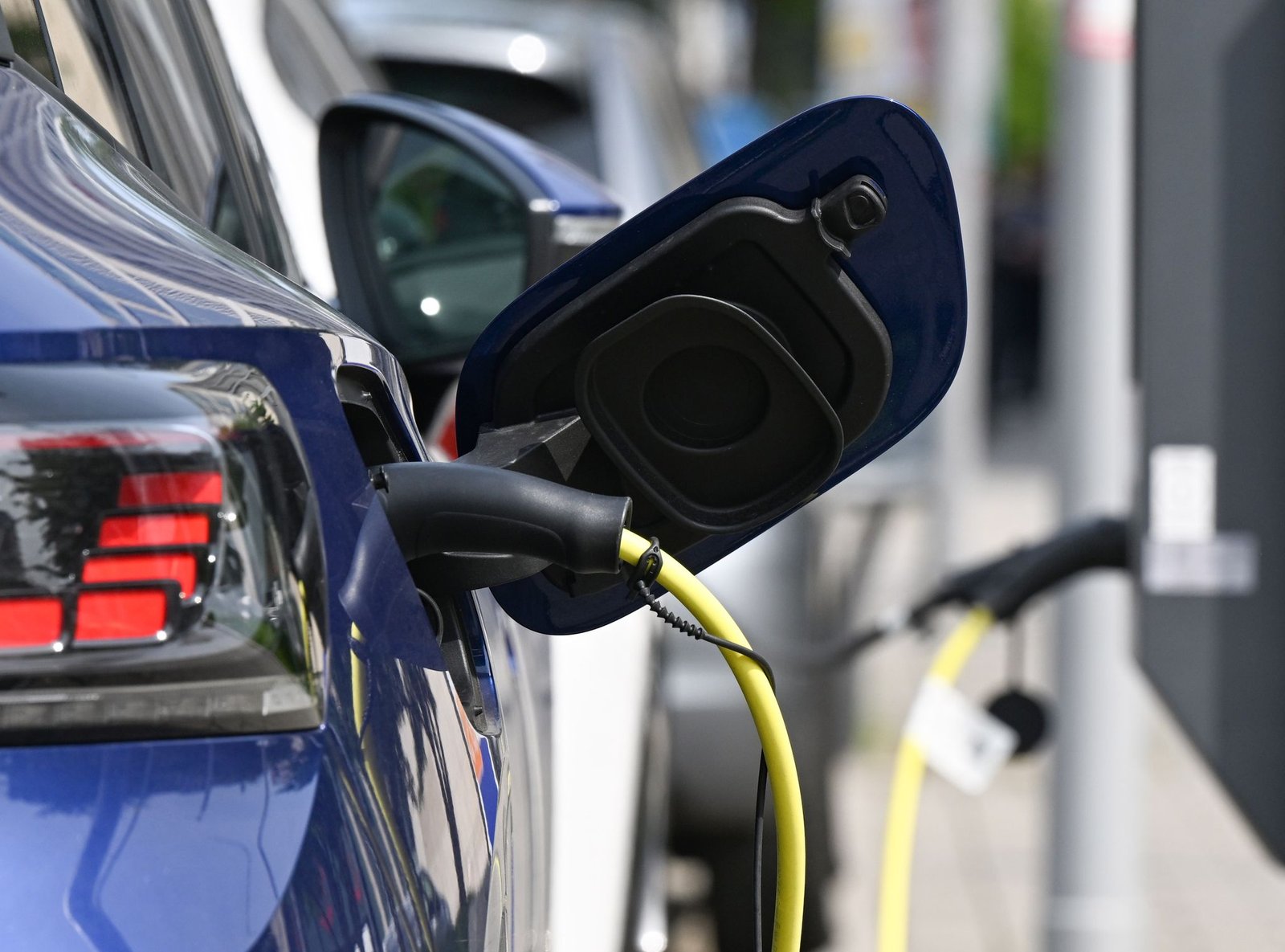 Operación de carga de un coche eléctrico en Stuttgart, en el sudoeste de Alemania.