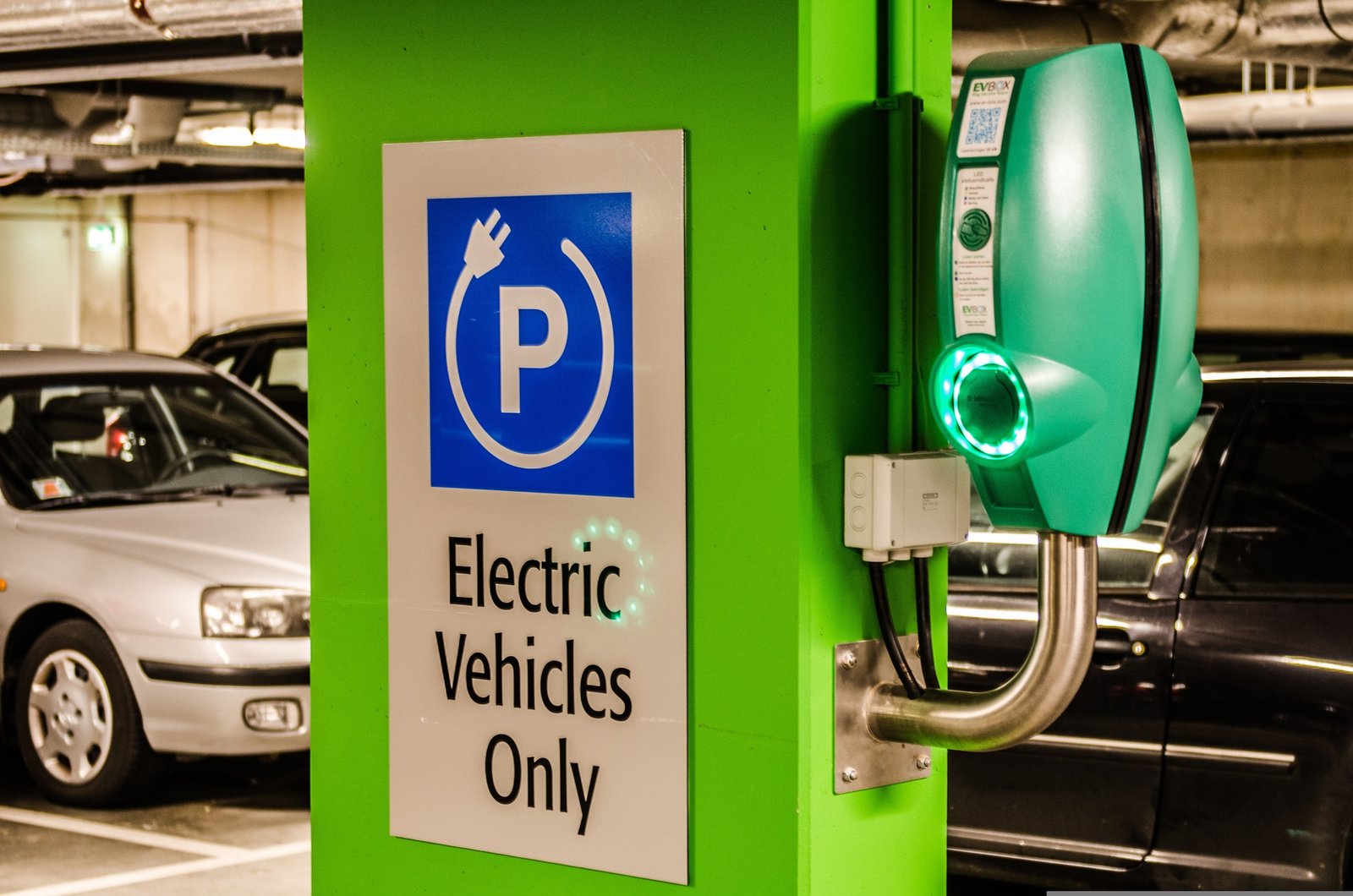 ELECTROMOVILIDAD PARKING Depositphotos_715421072_L